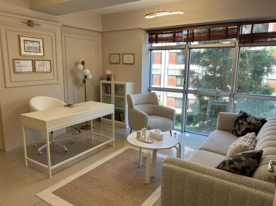 İzmir psikolog, psikoterapi kliniği ve Uzman Psikolog Burçin Er